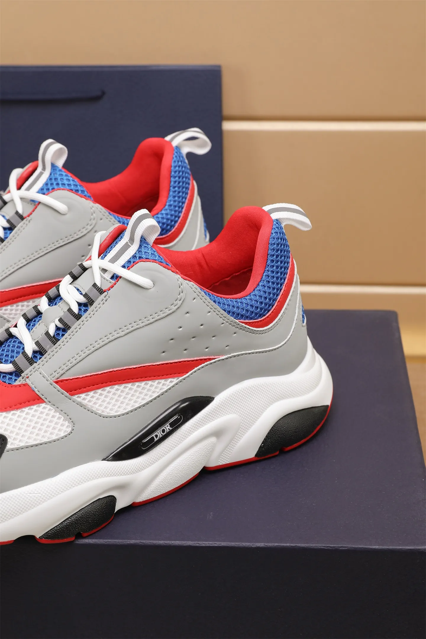 Factory price: 460💰Dior’s top version of D’s b22 men’s sports shoes. Inspired by retro running styles, the chunky low-top silhouette features gray calf leather and blue and white mesh fabric uppers, atop a black, white and blue engraved rubber sole. Nylon ribbon accents the blue mesh tongue and heel counter, and a "dio~" logo appears on the side. Pair it with a suit for a striking contrast and add a sportswear-chic edge to your look. The thick sole can be about 4cm~ Size: 38-45, [46, 47 customized]